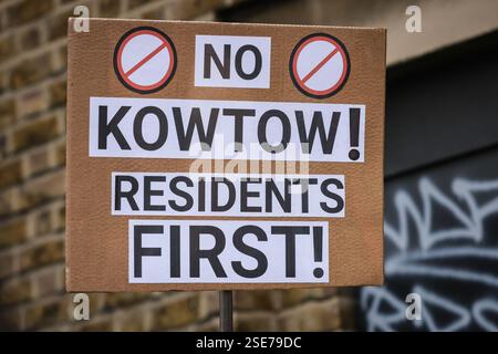 London, Großbritannien. Februar 2025. Die Demonstranten versammeln sich, um Chinas vorgeschlagene neue "Super-Botschaft" am Royal Mint Court in der Nähe des Tower of London zu widersprechen, bevor die Regierung eine bevorstehende. Der Protest zieht mehrere hochkarätige Redner an. Zu den Demonstranten gehören Anwohner sowie Vertreter der Uiguren, Tibeter, Hongkonger und chinesischer Dissidenten. Quelle: Imageplotter/Alamy Live News Stockfoto