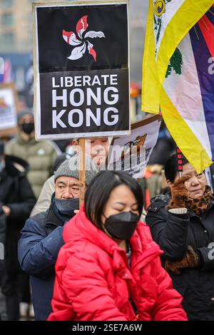 London, Großbritannien. Februar 2025. Die Demonstranten versammeln sich, um Chinas vorgeschlagene neue "Super-Botschaft" am Royal Mint Court in der Nähe des Tower of London zu widersprechen, bevor die Regierung eine bevorstehende. Der Protest zieht mehrere hochkarätige Redner an. Zu den Demonstranten gehören Anwohner sowie Vertreter der Uiguren, Tibeter, Hongkonger und chinesischer Dissidenten. Quelle: Imageplotter/Alamy Live News Stockfoto
