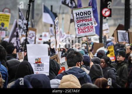 London, Großbritannien. Februar 2025. Die Demonstranten versammeln sich, um Chinas vorgeschlagene neue "Super-Botschaft" am Royal Mint Court in der Nähe des Tower of London zu widersprechen, bevor die Regierung eine bevorstehende. Der Protest zieht mehrere hochkarätige Redner an. Zu den Demonstranten gehören Anwohner sowie Vertreter der Uiguren, Tibeter, Hongkonger und chinesischer Dissidenten. Quelle: Imageplotter/Alamy Live News Stockfoto