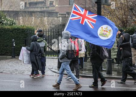 London, Großbritannien. Februar 2025. Die Demonstranten versammeln sich, um Chinas vorgeschlagene neue "Super-Botschaft" am Royal Mint Court in der Nähe des Tower of London zu widersprechen, bevor die Regierung eine bevorstehende. Der Protest zieht mehrere hochkarätige Redner an. Zu den Demonstranten gehören Anwohner sowie Vertreter der Uiguren, Tibeter, Hongkonger und chinesischer Dissidenten. Quelle: Imageplotter/Alamy Live News Stockfoto