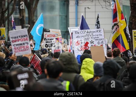 London, Großbritannien. Februar 2025. Die Demonstranten versammeln sich, um Chinas vorgeschlagene neue "Super-Botschaft" am Royal Mint Court in der Nähe des Tower of London zu widersprechen, bevor die Regierung eine bevorstehende. Der Protest zieht mehrere hochkarätige Redner an. Zu den Demonstranten gehören Anwohner sowie Vertreter der Uiguren, Tibeter, Hongkonger und chinesischer Dissidenten. Quelle: Imageplotter/Alamy Live News Stockfoto