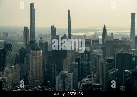 Ein Panoramablick auf eine dichte Skyline, die von hohen Wolkenkratzern dominiert wird. Die trübe Atmosphäre schafft ein geheimnisvolles Ambiente über der Stadt als Bu Stockfoto