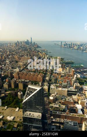Die Skyline von New York City ist sichtbar und zeigt zahlreiche Wolkenkratzer sowie die riesige Uferpromenade. Die Szene reflektiert einen klaren Tag und hebt hervor Stockfoto