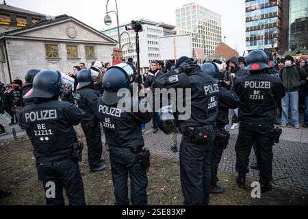 Berlin, Berlin, Deutschland. Februar 2025. Ein gewaltsames Vorgehen der Polizei zerstreute am Samstag, den 8. Februar 2025, einen propalästinensischen Protest auf dem Berliner Wittenbergplatz, nachdem wiederholt gegen die strengen Auflagen verstoßen worden war, die unter anderem arabische Gesänge und Reden verboten hatten. Die Behörden hatten die Kundgebung streng eingeschränkt, nur deutsche und englische Slogans zugelassen, den Einsatz von Trommeln eingeschränkt und darauf bestanden, dass Demonstranten nicht durch die Stadt marschieren, sondern an einem Ort bleiben. Die Demonstration wurde unter dem Motto „Stop the Aggression in the Wes“ angekündigt Stockfoto