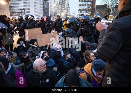 Berlin, Berlin, Deutschland. Februar 2025. Ein gewaltsames Vorgehen der Polizei zerstreute am Samstag, den 8. Februar 2025, einen propalästinensischen Protest auf dem Berliner Wittenbergplatz, nachdem wiederholt gegen die strengen Auflagen verstoßen worden war, die unter anderem arabische Gesänge und Reden verboten hatten. Die Behörden hatten die Kundgebung streng eingeschränkt, nur deutsche und englische Slogans zugelassen, den Einsatz von Trommeln eingeschränkt und darauf bestanden, dass Demonstranten nicht durch die Stadt marschieren, sondern an einem Ort bleiben. Die Demonstration wurde unter dem Motto „Stop the Aggression in the Wes“ angekündigt Stockfoto