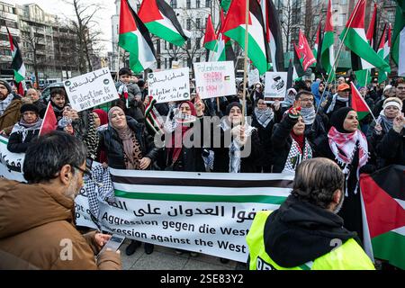 Berlin, Berlin, Deutschland. Februar 2025. Ein gewaltsames Vorgehen der Polizei zerstreute am Samstag, den 8. Februar 2025, einen propalästinensischen Protest auf dem Berliner Wittenbergplatz, nachdem wiederholt gegen die strengen Auflagen verstoßen worden war, die unter anderem arabische Gesänge und Reden verboten hatten. Die Behörden hatten die Kundgebung streng eingeschränkt, nur deutsche und englische Slogans zugelassen, den Einsatz von Trommeln eingeschränkt und darauf bestanden, dass Demonstranten nicht durch die Stadt marschieren, sondern an einem Ort bleiben. Die Demonstration wurde unter dem Motto „Stop the Aggression in the Wes“ angekündigt Stockfoto