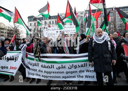 Berlin, Berlin, Deutschland. Februar 2025. Ein gewaltsames Vorgehen der Polizei zerstreute am Samstag, den 8. Februar 2025, einen propalästinensischen Protest auf dem Berliner Wittenbergplatz, nachdem wiederholt gegen die strengen Auflagen verstoßen worden war, die unter anderem arabische Gesänge und Reden verboten hatten. Die Behörden hatten die Kundgebung streng eingeschränkt, nur deutsche und englische Slogans zugelassen, den Einsatz von Trommeln eingeschränkt und darauf bestanden, dass Demonstranten nicht durch die Stadt marschieren, sondern an einem Ort bleiben. Die Demonstration wurde unter dem Motto „Stop the Aggression in the Wes“ angekündigt Stockfoto
