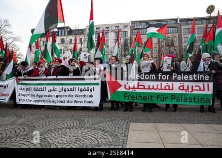 Berlin, Berlin, Deutschland. Februar 2025. Ein gewaltsames Vorgehen der Polizei zerstreute am Samstag, den 8. Februar 2025, einen propalästinensischen Protest auf dem Berliner Wittenbergplatz, nachdem wiederholt gegen die strengen Auflagen verstoßen worden war, die unter anderem arabische Gesänge und Reden verboten hatten. Die Behörden hatten die Kundgebung streng eingeschränkt, nur deutsche und englische Slogans zugelassen, den Einsatz von Trommeln eingeschränkt und darauf bestanden, dass Demonstranten nicht durch die Stadt marschieren, sondern an einem Ort bleiben. Die Demonstration wurde unter dem Motto „Stop the Aggression in the Wes“ angekündigt Stockfoto