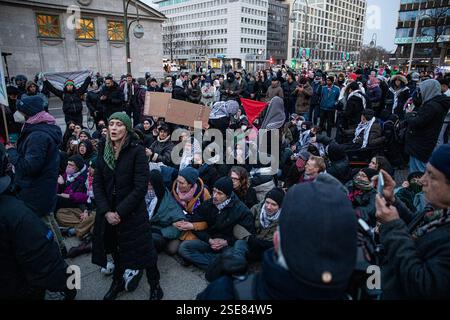 Berlin, Berlin, Deutschland. Februar 2025. Ein gewaltsames Vorgehen der Polizei zerstreute am Samstag, den 8. Februar 2025, einen propalästinensischen Protest auf dem Berliner Wittenbergplatz, nachdem wiederholt gegen die strengen Auflagen verstoßen worden war, die unter anderem arabische Gesänge und Reden verboten hatten. Die Behörden hatten die Kundgebung streng eingeschränkt, nur deutsche und englische Slogans zugelassen, den Einsatz von Trommeln eingeschränkt und darauf bestanden, dass Demonstranten nicht durch die Stadt marschieren, sondern an einem Ort bleiben. Die Demonstration wurde unter dem Motto „Stop the Aggression in the Wes“ angekündigt Stockfoto
