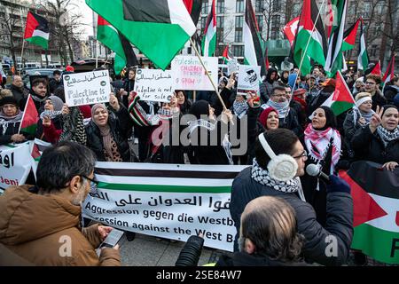 Berlin, Berlin, Deutschland. Februar 2025. Ein gewaltsames Vorgehen der Polizei zerstreute am Samstag, den 8. Februar 2025, einen propalästinensischen Protest auf dem Berliner Wittenbergplatz, nachdem wiederholt gegen die strengen Auflagen verstoßen worden war, die unter anderem arabische Gesänge und Reden verboten hatten. Die Behörden hatten die Kundgebung streng eingeschränkt, nur deutsche und englische Slogans zugelassen, den Einsatz von Trommeln eingeschränkt und darauf bestanden, dass Demonstranten nicht durch die Stadt marschieren, sondern an einem Ort bleiben. Die Demonstration wurde unter dem Motto „Stop the Aggression in the Wes“ angekündigt Stockfoto
