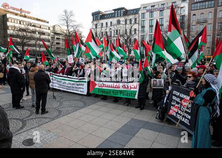 Berlin, Berlin, Deutschland. Februar 2025. Ein gewaltsames Vorgehen der Polizei zerstreute am Samstag, den 8. Februar 2025, einen propalästinensischen Protest auf dem Berliner Wittenbergplatz, nachdem wiederholt gegen die strengen Auflagen verstoßen worden war, die unter anderem arabische Gesänge und Reden verboten hatten. Die Behörden hatten die Kundgebung streng eingeschränkt, nur deutsche und englische Slogans zugelassen, den Einsatz von Trommeln eingeschränkt und darauf bestanden, dass Demonstranten nicht durch die Stadt marschieren, sondern an einem Ort bleiben. Die Demonstration wurde unter dem Motto „Stop the Aggression in the Wes“ angekündigt Stockfoto