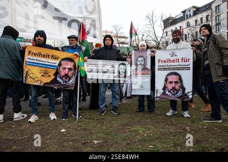 Berlin, Berlin, Deutschland. Februar 2025. Ein gewaltsames Vorgehen der Polizei zerstreute am Samstag, den 8. Februar 2025, einen propalästinensischen Protest auf dem Berliner Wittenbergplatz, nachdem wiederholt gegen die strengen Auflagen verstoßen worden war, die unter anderem arabische Gesänge und Reden verboten hatten. Die Behörden hatten die Kundgebung streng eingeschränkt, nur deutsche und englische Slogans zugelassen, den Einsatz von Trommeln eingeschränkt und darauf bestanden, dass Demonstranten nicht durch die Stadt marschieren, sondern an einem Ort bleiben. Die Demonstration wurde unter dem Motto „Stop the Aggression in the Wes“ angekündigt Stockfoto