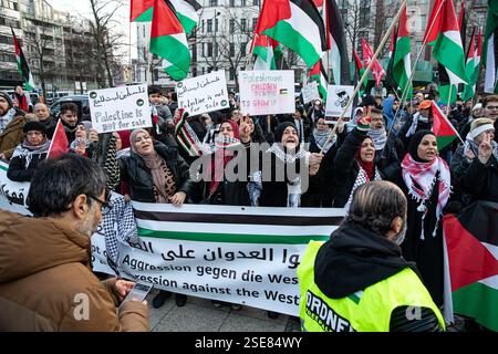Berlin, Berlin, Deutschland. Februar 2025. Ein gewaltsames Vorgehen der Polizei zerstreute am Samstag, den 8. Februar 2025, einen propalästinensischen Protest auf dem Berliner Wittenbergplatz, nachdem wiederholt gegen die strengen Auflagen verstoßen worden war, die unter anderem arabische Gesänge und Reden verboten hatten. Die Behörden hatten die Kundgebung streng eingeschränkt, nur deutsche und englische Slogans zugelassen, den Einsatz von Trommeln eingeschränkt und darauf bestanden, dass Demonstranten nicht durch die Stadt marschieren, sondern an einem Ort bleiben. Die Demonstration wurde unter dem Motto „Stop the Aggression in the Wes“ angekündigt Stockfoto