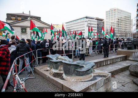 Berlin, Berlin, Deutschland. Februar 2025. Ein gewaltsames Vorgehen der Polizei zerstreute am Samstag, den 8. Februar 2025, einen propalästinensischen Protest auf dem Berliner Wittenbergplatz, nachdem wiederholt gegen die strengen Auflagen verstoßen worden war, die unter anderem arabische Gesänge und Reden verboten hatten. Die Behörden hatten die Kundgebung streng eingeschränkt, nur deutsche und englische Slogans zugelassen, den Einsatz von Trommeln eingeschränkt und darauf bestanden, dass Demonstranten nicht durch die Stadt marschieren, sondern an einem Ort bleiben. Die Demonstration wurde unter dem Motto „Stop the Aggression in the Wes“ angekündigt Stockfoto