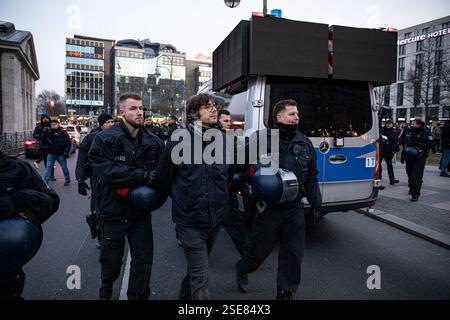 Berlin, Berlin, Deutschland. Februar 2025. Ein gewaltsames Vorgehen der Polizei zerstreute am Samstag, den 8. Februar 2025, einen propalästinensischen Protest auf dem Berliner Wittenbergplatz, nachdem wiederholt gegen die strengen Auflagen verstoßen worden war, die unter anderem arabische Gesänge und Reden verboten hatten. Die Behörden hatten die Kundgebung streng eingeschränkt, nur deutsche und englische Slogans zugelassen, den Einsatz von Trommeln eingeschränkt und darauf bestanden, dass Demonstranten nicht durch die Stadt marschieren, sondern an einem Ort bleiben. Die Demonstration wurde unter dem Motto „Stop the Aggression in the Wes“ angekündigt Stockfoto