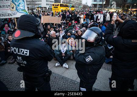 Berlin, Berlin, Deutschland. Februar 2025. Ein gewaltsames Vorgehen der Polizei zerstreute am Samstag, den 8. Februar 2025, einen propalästinensischen Protest auf dem Berliner Wittenbergplatz, nachdem wiederholt gegen die strengen Auflagen verstoßen worden war, die unter anderem arabische Gesänge und Reden verboten hatten. Die Behörden hatten die Kundgebung streng eingeschränkt, nur deutsche und englische Slogans zugelassen, den Einsatz von Trommeln eingeschränkt und darauf bestanden, dass Demonstranten nicht durch die Stadt marschieren, sondern an einem Ort bleiben. Die Demonstration wurde unter dem Motto „Stop the Aggression in the Wes“ angekündigt Stockfoto