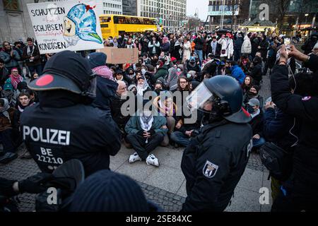 Berlin, Berlin, Deutschland. Februar 2025. Ein gewaltsames Vorgehen der Polizei zerstreute am Samstag, den 8. Februar 2025, einen propalästinensischen Protest auf dem Berliner Wittenbergplatz, nachdem wiederholt gegen die strengen Auflagen verstoßen worden war, die unter anderem arabische Gesänge und Reden verboten hatten. Die Behörden hatten die Kundgebung streng eingeschränkt, nur deutsche und englische Slogans zugelassen, den Einsatz von Trommeln eingeschränkt und darauf bestanden, dass Demonstranten nicht durch die Stadt marschieren, sondern an einem Ort bleiben. Die Demonstration wurde unter dem Motto „Stop the Aggression in the Wes“ angekündigt Stockfoto