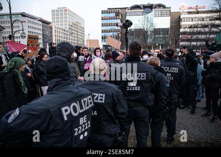 Berlin, Berlin, Deutschland. Februar 2025. Ein gewaltsames Vorgehen der Polizei zerstreute am Samstag, den 8. Februar 2025, einen propalästinensischen Protest auf dem Berliner Wittenbergplatz, nachdem wiederholt gegen die strengen Auflagen verstoßen worden war, die unter anderem arabische Gesänge und Reden verboten hatten. Die Behörden hatten die Kundgebung streng eingeschränkt, nur deutsche und englische Slogans zugelassen, den Einsatz von Trommeln eingeschränkt und darauf bestanden, dass Demonstranten nicht durch die Stadt marschieren, sondern an einem Ort bleiben. Die Demonstration wurde unter dem Motto „Stop the Aggression in the Wes“ angekündigt Stockfoto