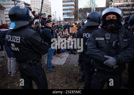 Berlin, Berlin, Deutschland. Februar 2025. Ein gewaltsames Vorgehen der Polizei zerstreute am Samstag, den 8. Februar 2025, einen propalästinensischen Protest auf dem Berliner Wittenbergplatz, nachdem wiederholt gegen die strengen Auflagen verstoßen worden war, die unter anderem arabische Gesänge und Reden verboten hatten. Die Behörden hatten die Kundgebung streng eingeschränkt, nur deutsche und englische Slogans zugelassen, den Einsatz von Trommeln eingeschränkt und darauf bestanden, dass Demonstranten nicht durch die Stadt marschieren, sondern an einem Ort bleiben. Die Demonstration wurde unter dem Motto „Stop the Aggression in the Wes“ angekündigt Stockfoto