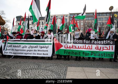 Berlin, Berlin, Deutschland. Februar 2025. Ein gewaltsames Vorgehen der Polizei zerstreute am Samstag, den 8. Februar 2025, einen propalästinensischen Protest auf dem Berliner Wittenbergplatz, nachdem wiederholt gegen die strengen Auflagen verstoßen worden war, die unter anderem arabische Gesänge und Reden verboten hatten. Die Behörden hatten die Kundgebung streng eingeschränkt, nur deutsche und englische Slogans zugelassen, den Einsatz von Trommeln eingeschränkt und darauf bestanden, dass Demonstranten nicht durch die Stadt marschieren, sondern an einem Ort bleiben. Die Demonstration wurde unter dem Motto „Stop the Aggression in the Wes“ angekündigt Stockfoto