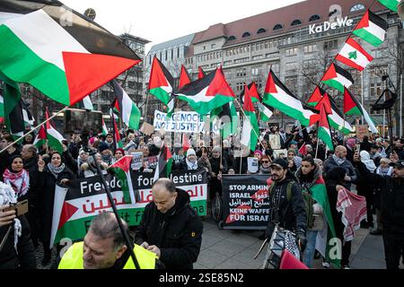 Berlin, Berlin, Deutschland. Februar 2025. Ein gewaltsames Vorgehen der Polizei zerstreute am Samstag, den 8. Februar 2025, einen propalästinensischen Protest auf dem Berliner Wittenbergplatz, nachdem wiederholt gegen die strengen Auflagen verstoßen worden war, die unter anderem arabische Gesänge und Reden verboten hatten. Die Behörden hatten die Kundgebung streng eingeschränkt, nur deutsche und englische Slogans zugelassen, den Einsatz von Trommeln eingeschränkt und darauf bestanden, dass Demonstranten nicht durch die Stadt marschieren, sondern an einem Ort bleiben. Die Demonstration wurde unter dem Motto „Stop the Aggression in the Wes“ angekündigt Stockfoto