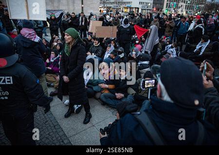 Berlin, Berlin, Deutschland. Februar 2025. Ein gewaltsames Vorgehen der Polizei zerstreute am Samstag, den 8. Februar 2025, einen propalästinensischen Protest auf dem Berliner Wittenbergplatz, nachdem wiederholt gegen die strengen Auflagen verstoßen worden war, die unter anderem arabische Gesänge und Reden verboten hatten. Die Behörden hatten die Kundgebung streng eingeschränkt, nur deutsche und englische Slogans zugelassen, den Einsatz von Trommeln eingeschränkt und darauf bestanden, dass Demonstranten nicht durch die Stadt marschieren, sondern an einem Ort bleiben. Die Demonstration wurde unter dem Motto „Stop the Aggression in the Wes“ angekündigt Stockfoto