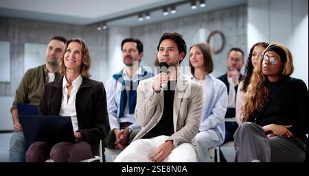 Zielgerichteter Geschäftsmann, der bei diversen Seminarveranstaltungen mit Lerninhalten beschäftigt ist Stockfoto