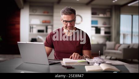 Mann, Der Steuern Und Familienbudget Am Computer Macht Stockfoto