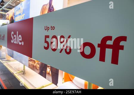 Großes Werbebanner mit bis zu 50 % Rabatt im Ladengeschäft Stockfoto