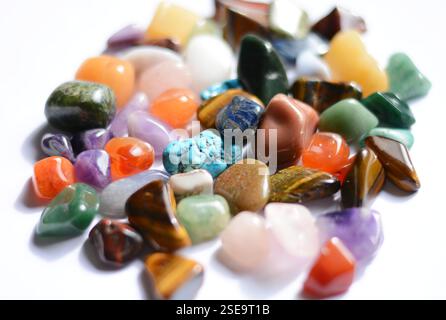 Sammlung verschiedener roher Edelsteine wie Tigerauge, Amethyst, Zitrin, Quarz, jaspis, die natürliche Schönheit und Energie des Heilsteins zeigen Stockfoto