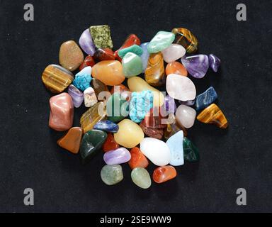 Sammlung verschiedener roher Edelsteine wie Tigerauge, Amethyst, Zitrin, Quarz, jaspis, die natürliche Schönheit und Energie des Heilsteins zeigen Stockfoto