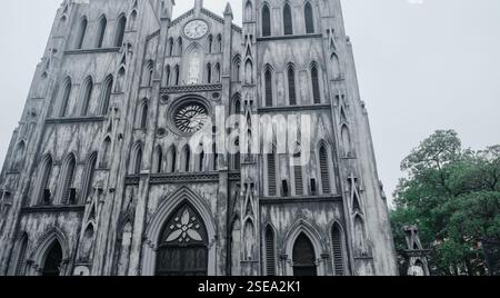 Die atemberaubende gotische Architektur einer majestätischen Kathedrale verzaubert Auge und Herz Stockfoto
