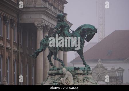 Nahaufnahme der historischen Reiterstatue von Prinz Eugen von Savoyen im Schloss Buda in Budapest, Ungarn, an einem nebeligen Tag. Stockfoto