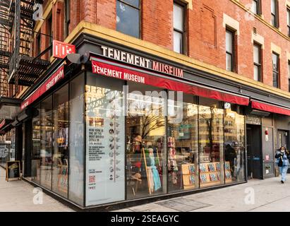 New York, NY - USA - 25. Januar 2025 das aus roten Backsteinen bestehende Mietshaus Museum an der Orchard Street zeigt das Leben von Einwanderern in den historischen Mietshäusern von NYC. Stockfoto