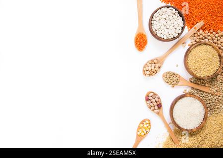 Verschiedene Arten von rohen trockenen Hülsenfrüchten auf weißem Hintergrund isoliert. Weiße Bohnen, Linsen, Bulgur, Kichererbsen, Kidney-Bohnen, Hühneraugen, Reis Stockfoto