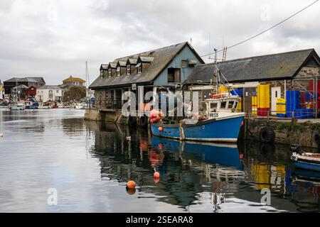 Ein traditionelles Fischerboot liegt im Hafen von Mevagissey an der Küste von Cornwall, England. Stockfoto