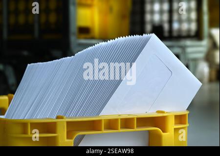 Postfach mit Briefversand sortiert nach Postleitzahl für die Zustellung und Portooptimierung beim Senden von Postsendungen. Kuvertiermaschine Postbriefdruck Produktion. Stockfoto