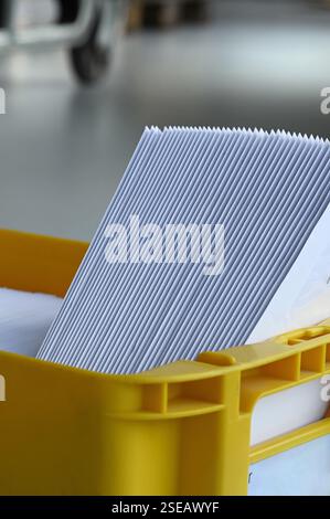 Postfach mit Briefversand sortiert nach Postleitzahl für die Zustellung und Portooptimierung beim Senden von Postsendungen. Kuvertiermaschine Postbriefdruck Produktion. Stockfoto