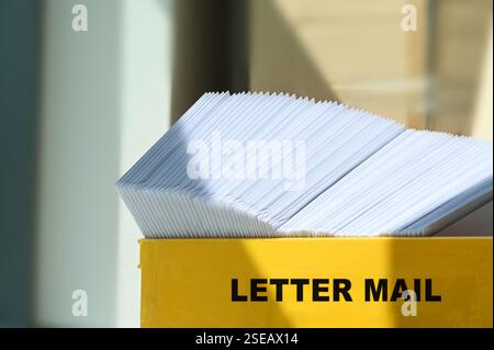Postfach mit Briefversand sortiert nach Postleitzahl für die Zustellung und Portooptimierung beim Senden von Postsendungen. Kuvertiermaschine Postbriefdruck Produktion. Stockfoto