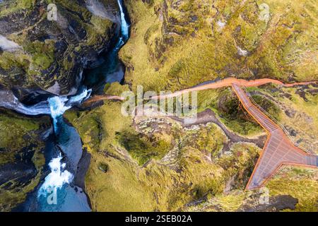 Spektakuläre Aussicht auf den Fjadrargljufur Canyon im Süden Islands, Landschaft eines Flusses, der durch einen smaragdgrünen Canyon in der isländischen Wildnis fließt. Stockfoto