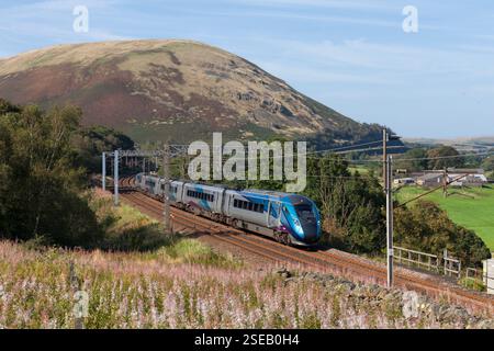 TransPennine Express-Zug der Baureihe 802 Hitachi AT300 im BI-Modus, der durch die Landschaft in Cumbria auf der Hauptstrecke der Westküste fährt Stockfoto
