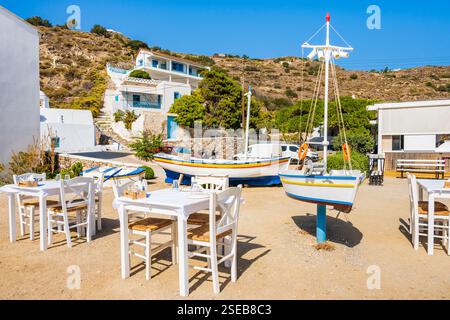 Tavernen mit Stühlen auf einem kleinen Platz im Dorf Klima, Insel Milos, Kykladen, Griechenland Stockfoto
