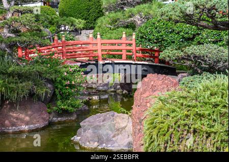 Wunderschöne rote japanische Brücke im japanischen Garten von Monaco Stockfoto