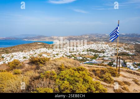 Blick auf das Dorf Plaka mit weißen Häusern und Meerblick vom hohen Aussichtspunkt, Insel Milos, Kykladen, Griechenland Stockfoto