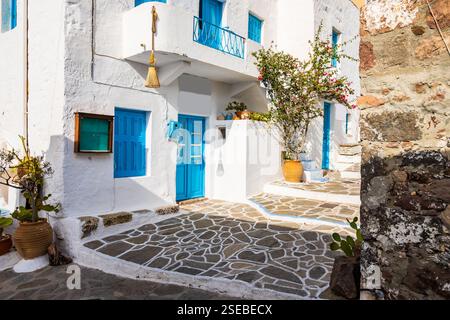 Typisch griechisches weißes Haus und Straße mit Blumen in Plaka Dorf, Milos Insel, Kykladen, Griechenland Stockfoto