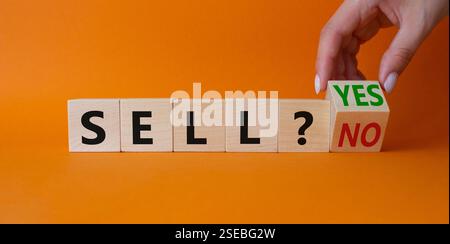 Symbol „Ja“ oder „Nein“ verkaufen. Die Hand des Geschäftsmannes dreht Würfel und ändert die Wörter „Verkaufen Nein“ in „Verkaufen Ja“. Wunderschöner orangefarbener Hintergrund. Geschäfts- und Verkaufskonzept. Cop Stockfoto