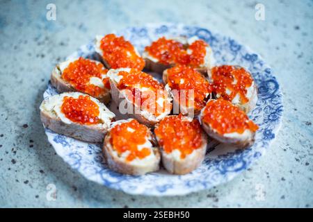 Sandwiches mit Butter und rotem Kaviar Stockfoto