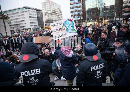 Berlin, Berlin, Deutschland. Februar 2025. Nach wiederholten Verstößen gegen die strengen Auflagen, die dem Protest auferlegt wurden, der unter anderem arabische Gesänge und Reden verboten hatte, wurde am Samstag ein pro-palästinensischer Protest am Wittenbergplatz in Berlin gewaltsam zerstreut. Die Behörden hatten die Kundgebung streng eingeschränkt, nur deutsche und englische Slogans zugelassen, den Einsatz von Trommeln eingeschränkt und darauf bestanden, dass Demonstranten nicht durch die Stadt marschieren, sondern an einem Ort bleiben. (Kreditbild: © Michael Kuenne/PRESSCOV via ZUMA Press Wire) NUR REDAKTIONELLE VERWENDUNG! Nicht für Komm Stockfoto
