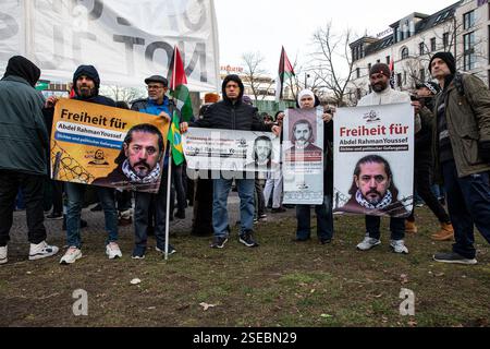 Berlin, Berlin, Deutschland. Februar 2025. Nach wiederholten Verstößen gegen die strengen Auflagen, die dem Protest auferlegt wurden, der unter anderem arabische Gesänge und Reden verboten hatte, wurde am Samstag ein pro-palästinensischer Protest am Wittenbergplatz in Berlin gewaltsam zerstreut. Die Behörden hatten die Kundgebung streng eingeschränkt, nur deutsche und englische Slogans zugelassen, den Einsatz von Trommeln eingeschränkt und darauf bestanden, dass Demonstranten nicht durch die Stadt marschieren, sondern an einem Ort bleiben. (Kreditbild: © Michael Kuenne/PRESSCOV via ZUMA Press Wire) NUR REDAKTIONELLE VERWENDUNG! Nicht für Komm Stockfoto