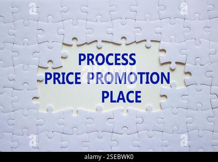 Symbol „Preis Promotion“ verarbeiten. Weißes Puzzle mit den Worten Process Price Promotion Place. Schöner weißer Hintergrund. Geschäftskonzept. Kopierbereich. Stockfoto